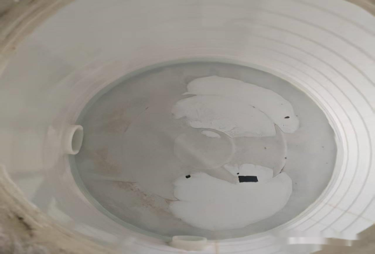 Why isn’t my RO membrane working?(图2) scale-sediment-at-the-bottom-of-ro-cleaning-tank.png